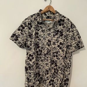 American eagle men’s Hawaiian print shirt. Size XL. Black flowers cotton fabric